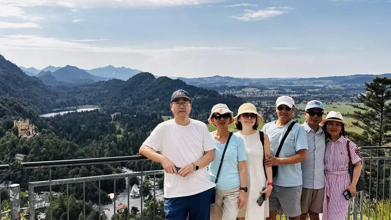 Group of friends together at the Neuschwanstein viewpoint