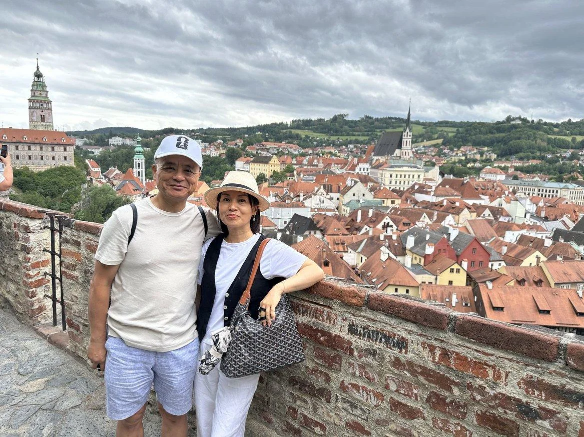 Couple above the red rooftops of Český Krumlov