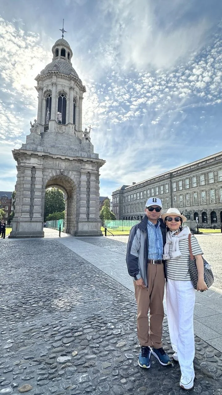 Couple standing at the Campanile in Trinity College Dublin